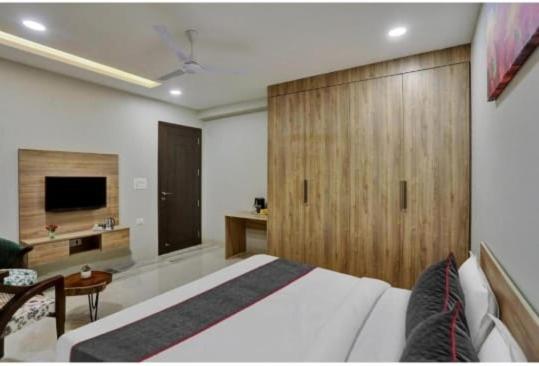 Vibe Hotel Noida Exterior photo