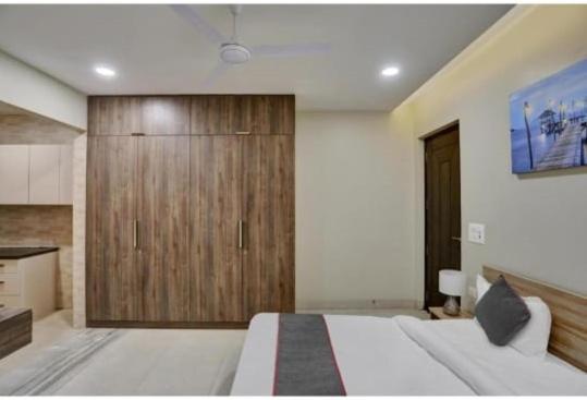 Vibe Hotel Noida Exterior photo