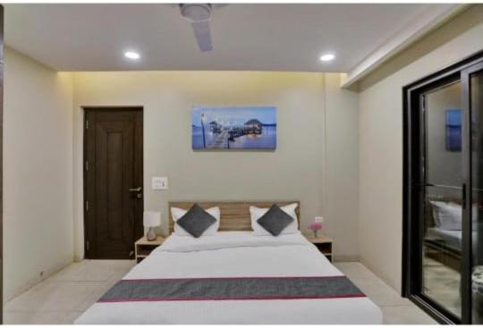 Vibe Hotel Noida Exterior photo